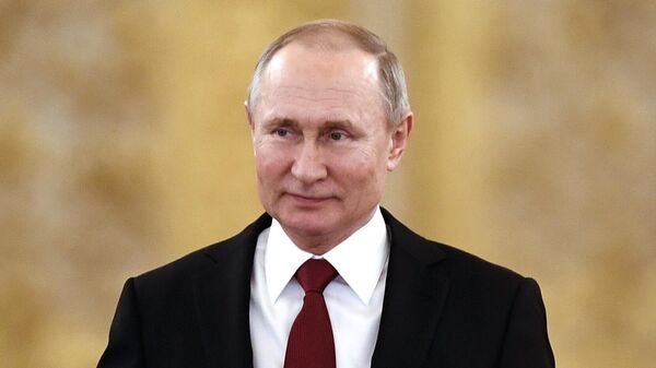 Президент РФ Владимир Путин перед началом совместного расширенного заседания президиума Государственного совета и Совета при президенте по науке и образованию