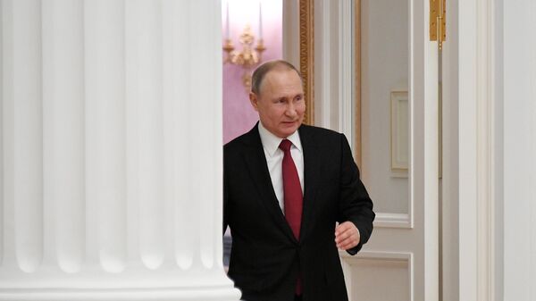 Президент РФ Владимир Путин перед началом церемонии вручения президентских премий в области науки и инноваций для молодых учёных за 2019 год. 6 февраля 2020