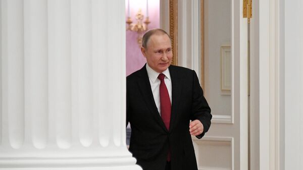 Президент РФ Владимир Путин перед началом церемонии вручения президентских премий в области науки и инноваций для молодых учёных за 2019 год