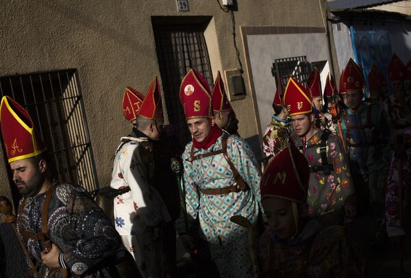 Участники во время шествия в рамках традиционного фестиваля Эндиаблада в городе Альмонасид-дель-Маркесадо в Испании