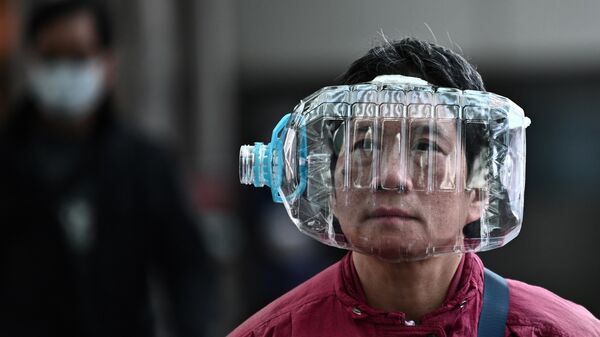 Прохожий с пластиковой бутылкой на лице на улице Гонконга