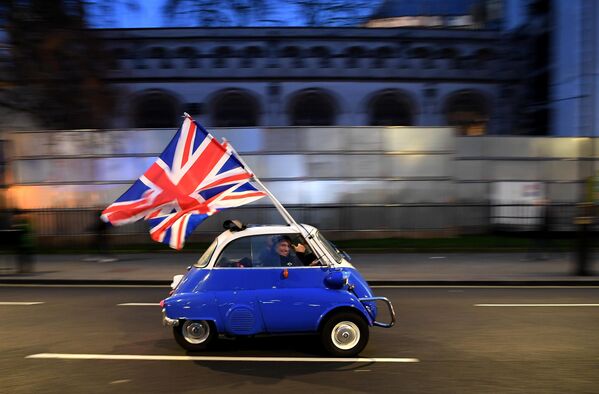 Мужчина с флагом Великобритании в Лондоне