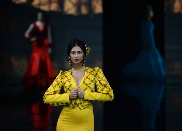 Модель на показе Loli Vera на Международном показе моды фламенко в Севилье