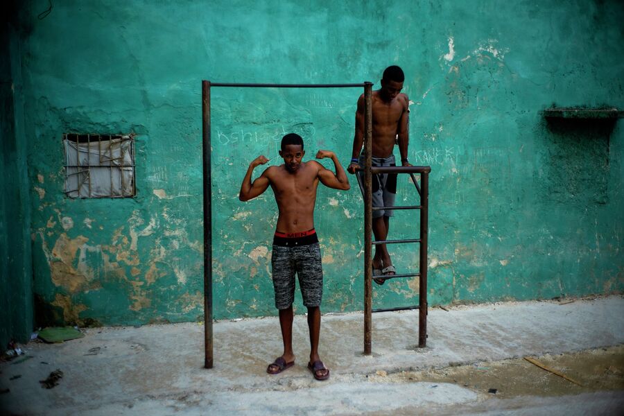 Молодые люди тренируются в Гаване, Куба 