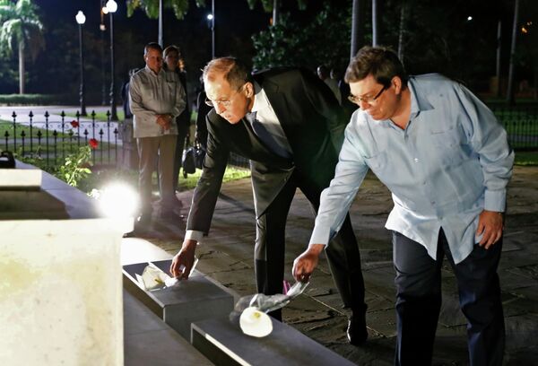 Министр иностранных дел РФ Сергей Лавров и министр иностранных дел Кубы Бруно Родригес Паррилья на церемонии возложения цветов на кладбище Святой Ифигении