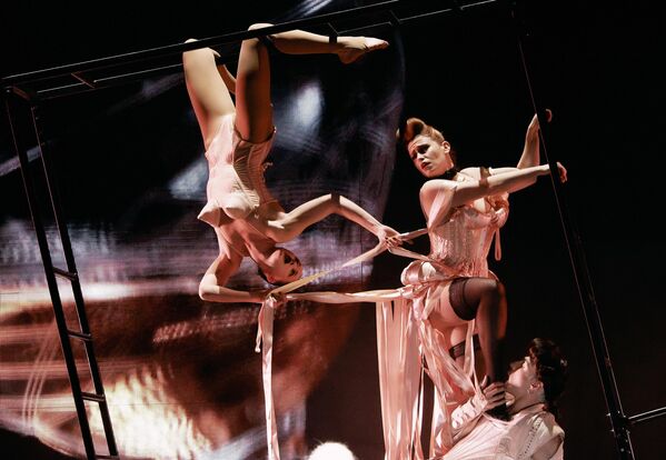 Артисты в сцене из театрального спектакля Fashion Freak Show французского модельера Жана-Поля Готье  в Санкт-Петербурге