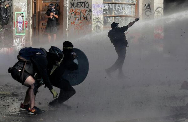 Акция протеста против политики президента Чили Себастьяна Пиньера в Сантьяго 