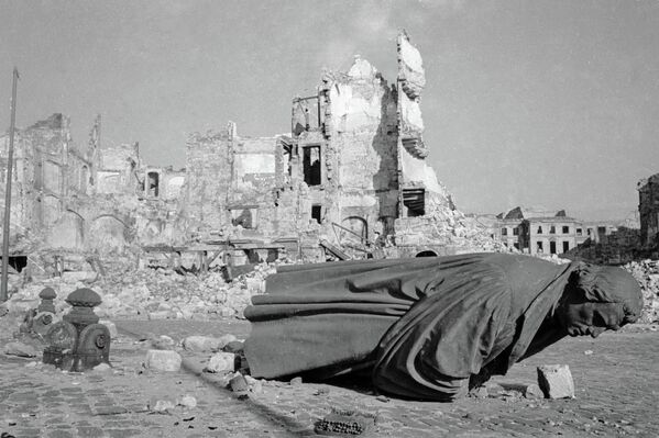 Руины города Дрездена, пострадавшего от воздушного налета американской авиации