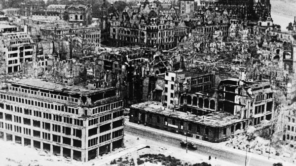 Дрезден в 1951 году еще в развалинах после войны