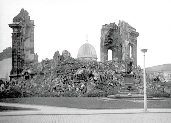 Памятник Фрауэнкирхе. Автор Рольф ван Мелис, июнь 1970