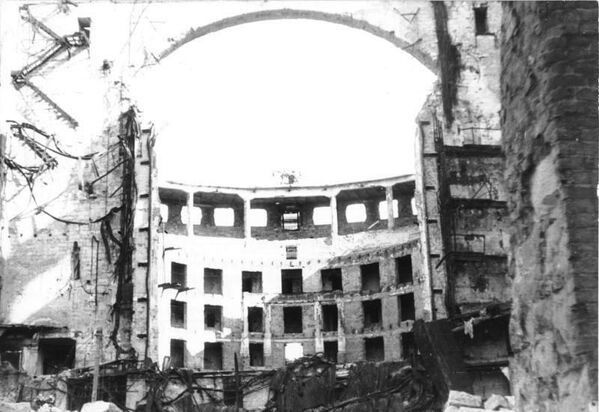Разрушенный оперный театр. Фото из немецких архивов, 1945 год