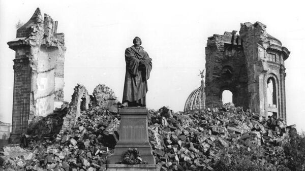 Руины Фрауэнкирхе с фигурой Мартина Лютера