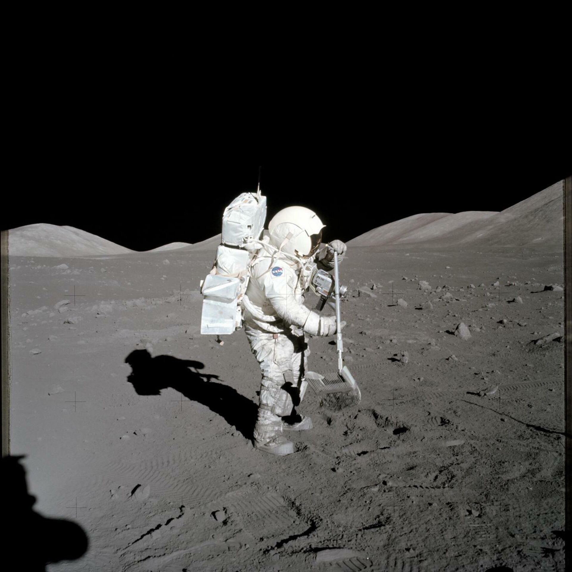Астронавт и геолог миссии Аполлон-17 Харрисон Шмитт в 1972 году собирает образцы лунного грунта, которые использовались в данном исследовании - РИА Новости, 1920, 30.12.2020