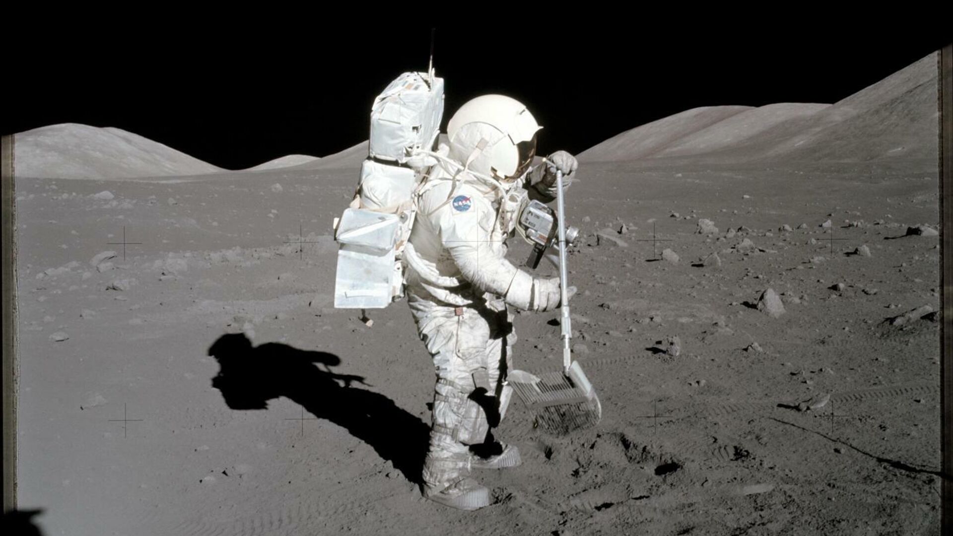 Астронавт и геолог миссии Аполлон-17 Харрисон Шмитт в 1972 году собирает образцы лунного грунта, которые использовались в данном исследовании - РИА Новости, 1920, 26.10.2020