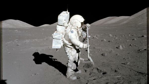 Астронавт и геолог миссии Аполлон-17 Харрисон Шмитт в 1972 году собирает образцы лунного грунта, которые использовались в данном исследовании