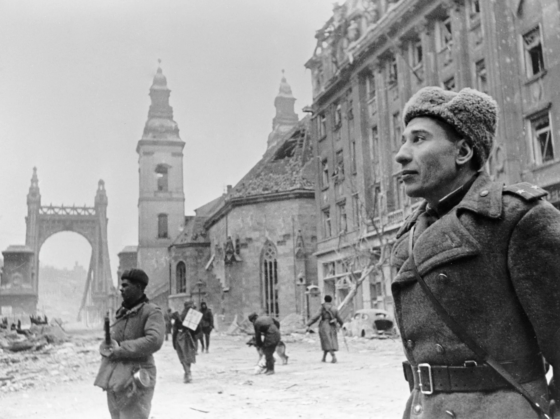 Советские солдаты в европе. Освобождение Будапешта 1945. Штурм Будапешта 1945. 13 Февраля 1945 г освобождение Будапешта. Евгений Халдей Будапешт 1945.