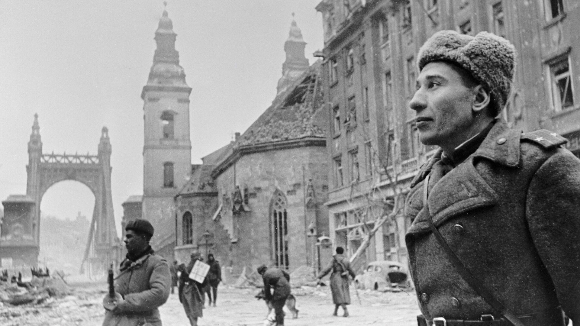 Участник штурма Будапешта подполковник В.Лебедь, дошедший от Волги до Будапешта, стоит неподалеку от Моста Эржебет - РИА Новости, 1920, 13.02.2020