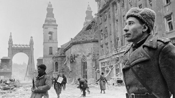 Участник штурма Будапешта подполковник В.Лебедь, дошедший от Волги до Будапешта, стоит неподалеку от Моста Эржебет