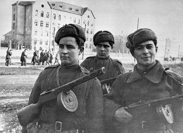 Великая Отечественная война 1941-1945 гг. Группа советских автоматчиков проходит по улицам Будапешта. Освобождение Венгрии от немецко-фашистских захватчиков