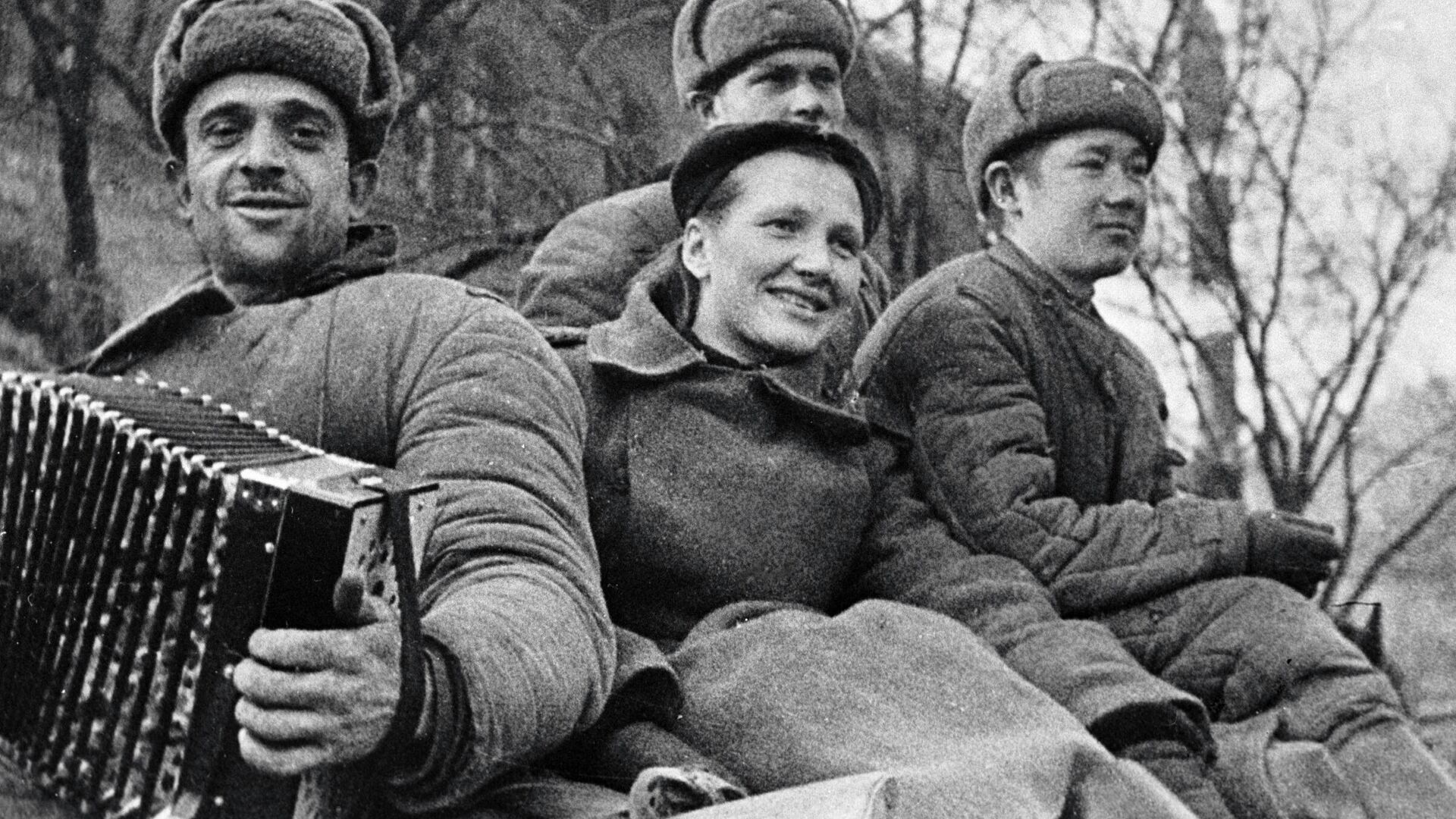 Советские солдаты в освобожденном Будапеште - РИА Новости, 1920, 13.02.2020