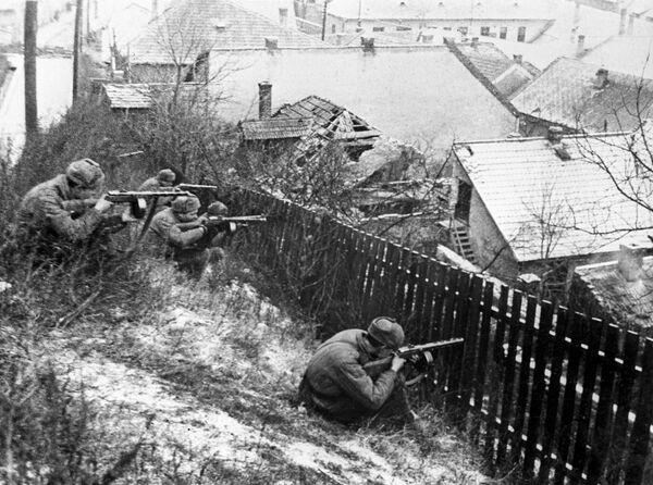 Великая Отечественная война 1941-1945 гг. Автоматчики 3-го Украинского фронта ведут бои на улицах Будапешта