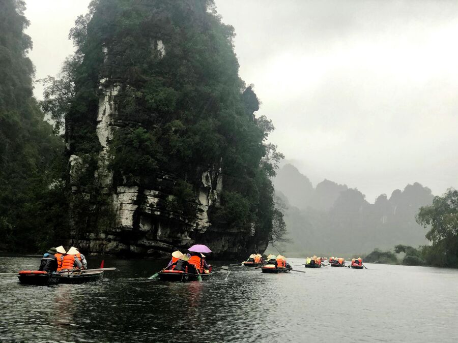Туристы катаются на лодках, Там Кок, Вьетнам 