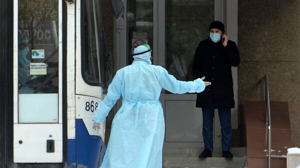 Сопровождающие граждан КНР возле центра наблюдения на базе санатория Бодрость в Свердловской области
