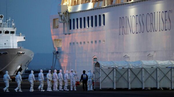 Военнослужащие в защитных костюмах поднимаются на борт круизного судна Diamond Princess в Йокогаме. 7 февраля 2020