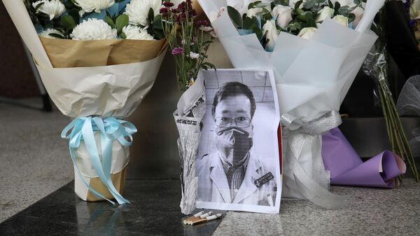 Цветы в память о враче Ли Вэньляне у входа в Центральную больницу Уханя