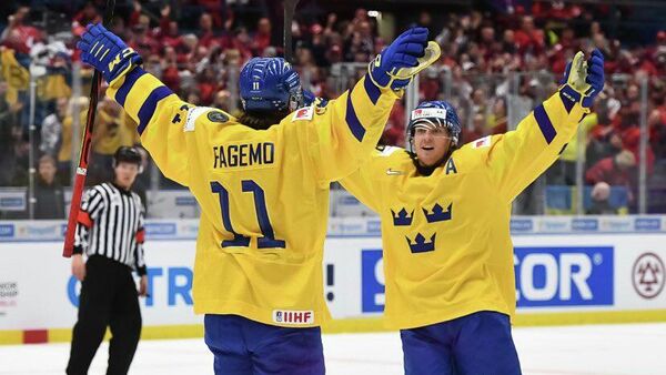 Шведский хоккеист Самуэль Фагемо отмечает заброшенную шайбу в матче сборной Швеции