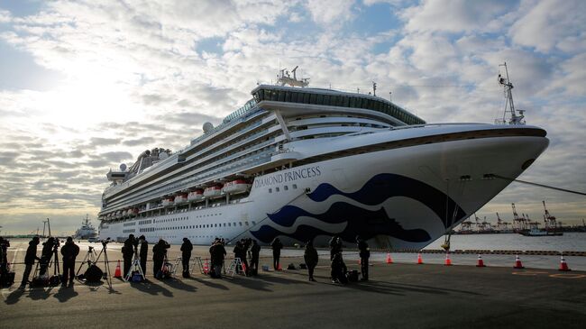 Круизное судно Diamond Princess в порту Йокогамы