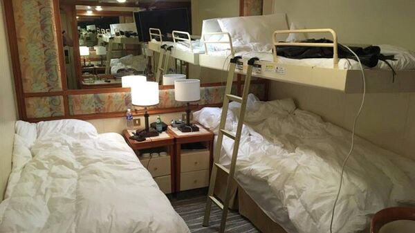 Каюта круизного лайнера Diamond Princess, где пассажиры находятся на карантине из-за подозрений на коронавирус на борту, в Йокогаме, Япония. 6 февраля 2020 года