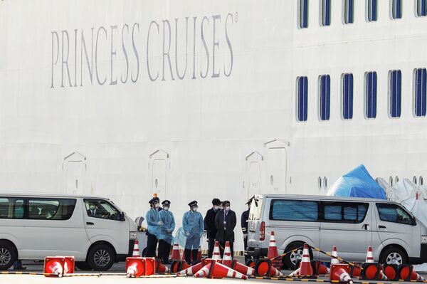 Круизное судно Diamond Princess в порту Йокогамы