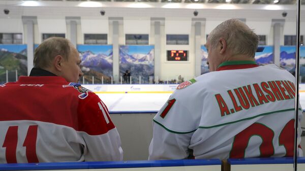 Президент РФ Владимир Путин и президент Белоруссии Александр Лукашенко во время хоккейного матча в Сочи