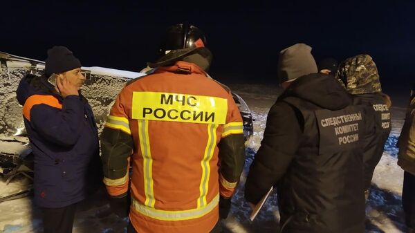 Сотрудники МЧС и Следственного комитета на месте крушения частного вертолета Bell 407 в Лаишевском районе Татарстана