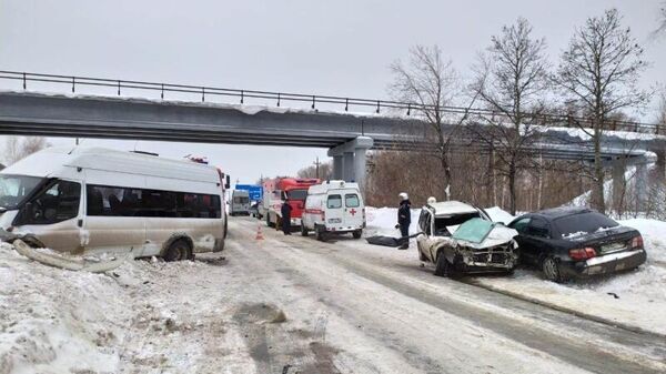  ДТП в результате столкновения двух легковушек и автобуса в Новосибирской области. 8 февраля 2020