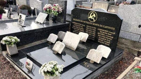 Братская могила советских военнопленных во французском департаменте Па-де-Кале