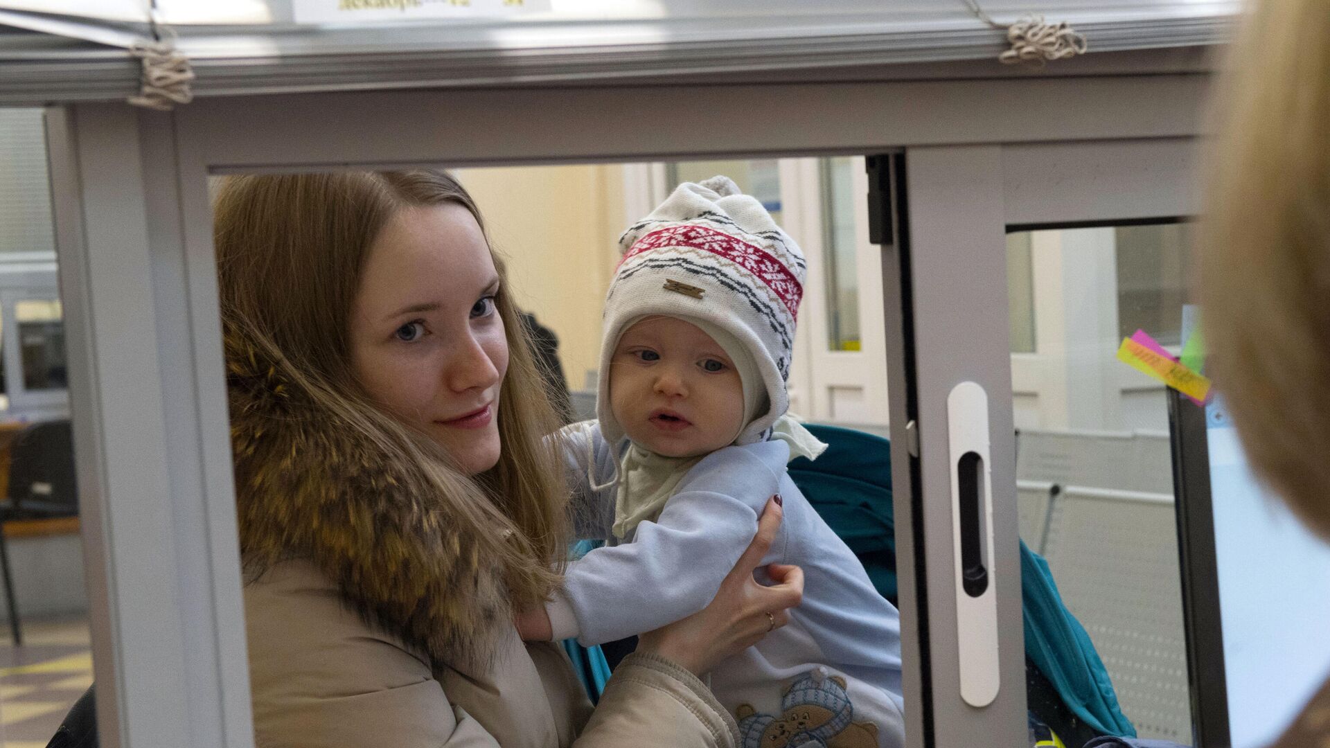 Молодая женщина с ребенком получает консультацию у сотрудницы центра занятости - РИА Новости, 1920, 09.02.2020