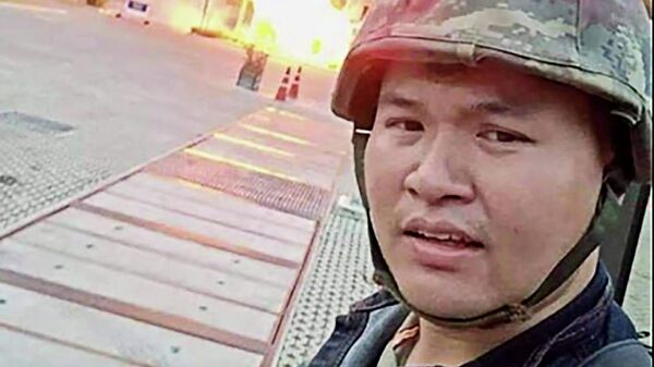 Снимок экрана из видео в прямом эфире в Facebook тайского солдата Джакрапанта Томмы во время нападения в  городе Накхонратчасима в Таиланде