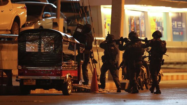 Спецназ в Таиланде около торгового центра, где произошла стрельба
