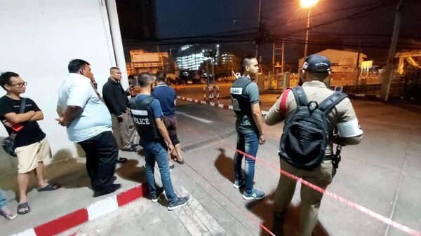 Полиция около здания торгового центра в Таиланде, где произошла стрельба
