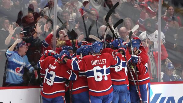 Хоккеисты Монреаль Канадиенс в матче НХЛ против Торонто Мейпл Лифс