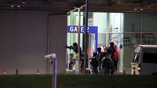 Силы безопасности Таиланда входят в торговый центр, преследуя стрелка,  который устроил массовую стрельбу в торговом центре. 9 февраля 2020