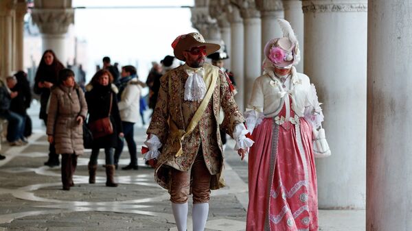 Участники карнавала на площади Святого Марка в Венеции, Италия, 8 февраля 2020 года