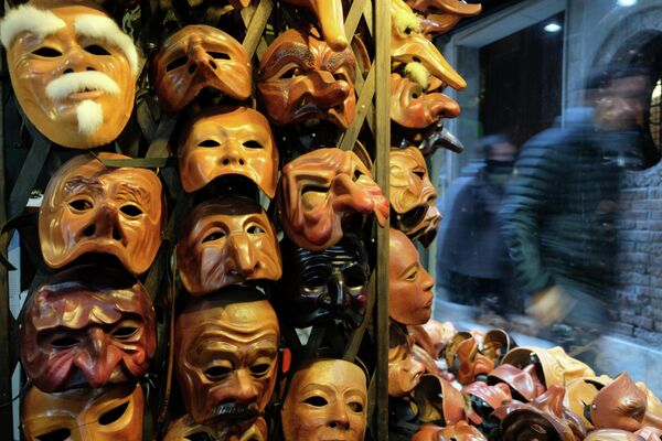 Карнавальные маски  в Венеции, Италия, 6 февраля 2020 года 