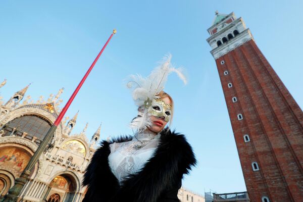 Участник карнавала на площади Святого Марка в Венеции, Италия, 8 февраля 2020 года