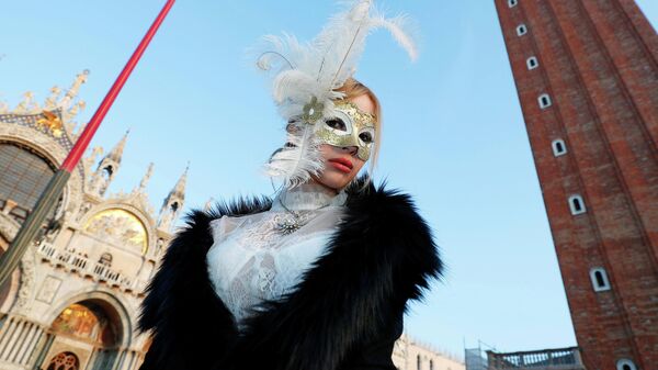 Участник карнавала на площади Святого Марка в Венеции, Италия, 8 февраля 2020 года