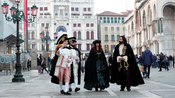 Участники карнавала на площади Святого Марка в Венеции, Италия, 8 февраля 2020 года