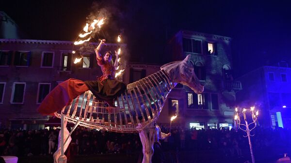  Шоу во время открытия Венецианского карнавала в Венеции, Италия, суббота, 8 февраля 2020  