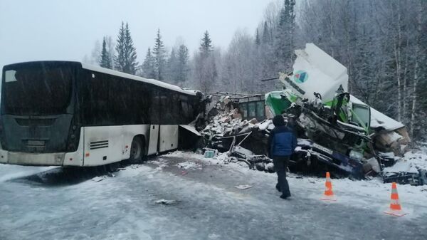 Лобовое столкновение автобуса с фурой на автодороге в Яшкинском районе Кемеровской области